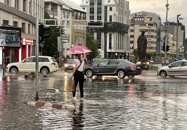 Üsküp’te rüzgar ve şiddetli yağmur hayatı olumsuz etkiledi