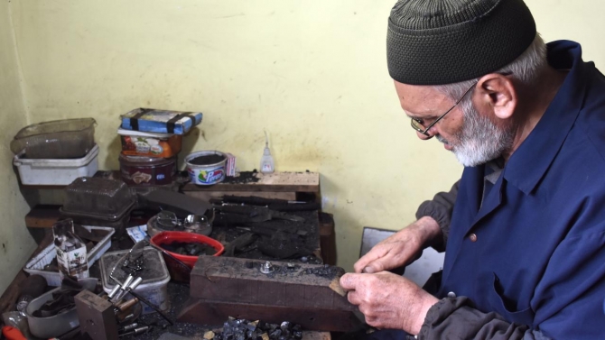 Oltu taşını yarım asırdır ilk günkü heyecanla tespihe dönüştürüyor