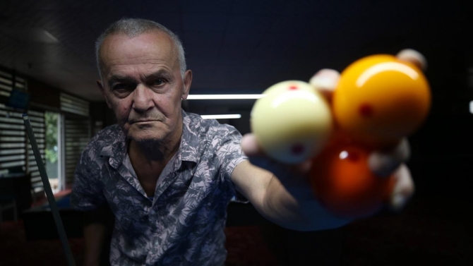 Emekli muhasebeci bilardo tutkusundan 46 yıldır vazgeçmiyor