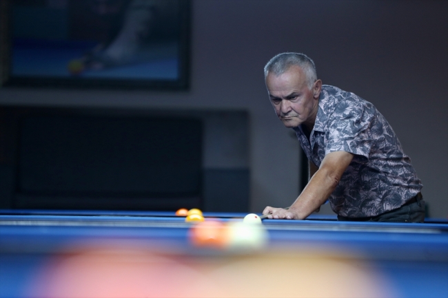 Emekli muhasebeci bilardo tutkusundan 46 yıldır vazgeçmiyor