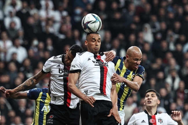 Beşiktaş-Fenerbahçe derbilerinde kartlar havada uçuşuyor