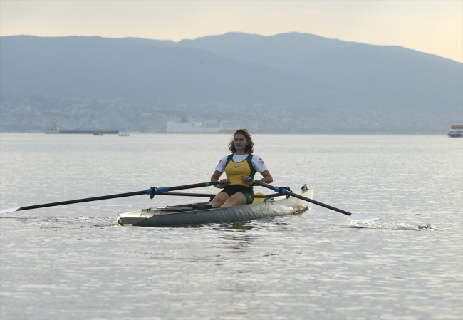 Emanet tekneyle milli olan genç sporcu başarıya kürek çekiyor