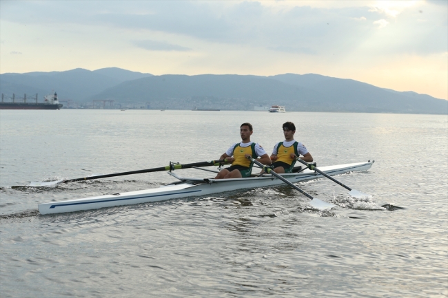 Emanet tekneyle milli olan genç sporcu başarıya kürek çekiyor