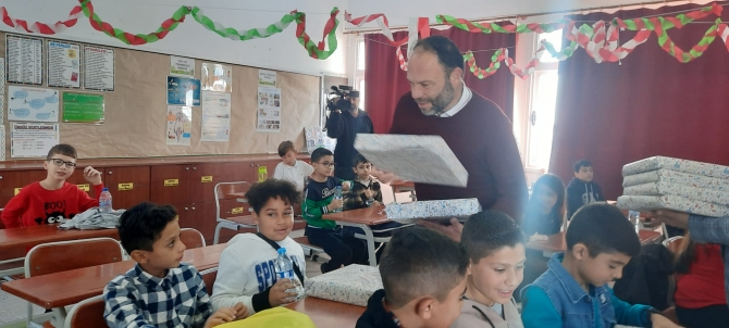 İskele Belediye Başkanı Sadıkoğlu çocuklara yeni yıl hediyelerini dağıttı