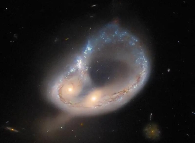 Hubble Uzay Teleskobu sıra dışı galaksi birleşimini yakaladı