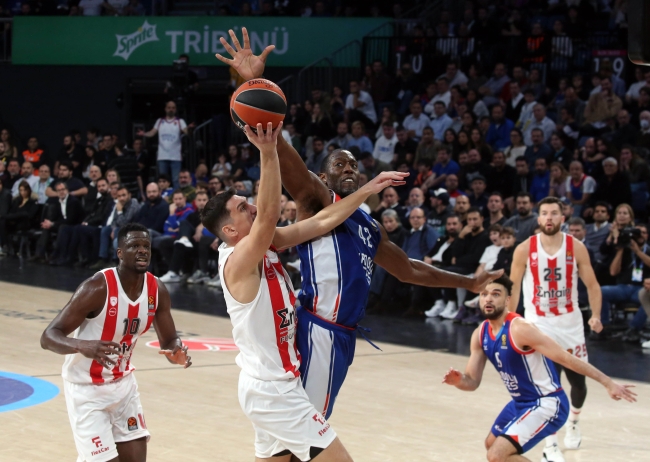 Anadolu Efes Olympiakos'u devirdi