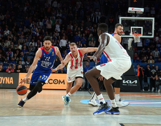 Anadolu Efes Olympiakos'u devirdi