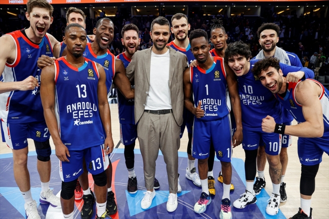 Anadolu Efes Olympiakos'u devirdi