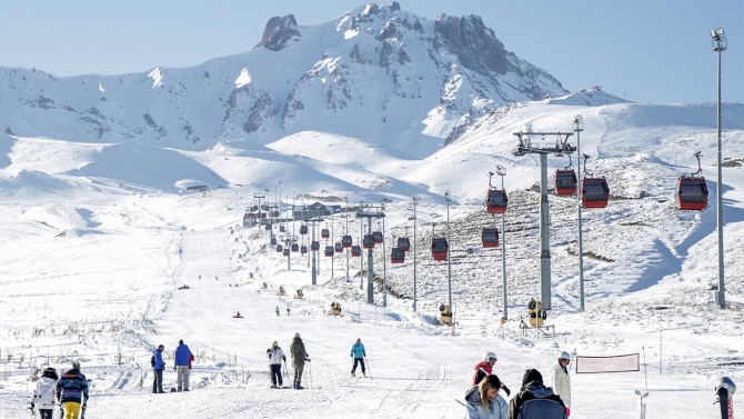 Erciyes Kış Sporları ve Turizm Merkezi'nde kayak sezonu başladı