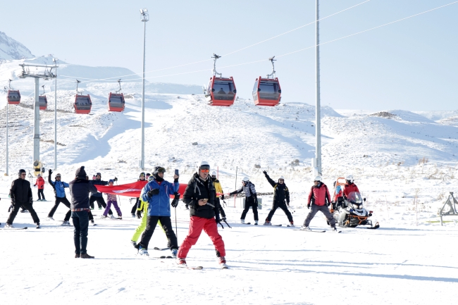 Erciyes Kış Sporları ve Turizm Merkezi'nde kayak sezonu başladı