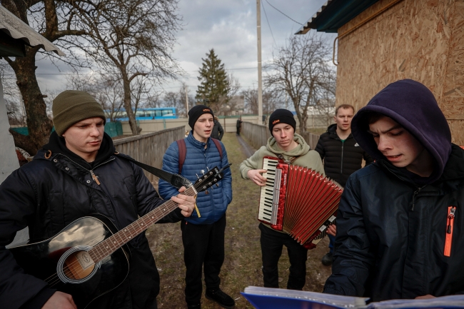 Ukrayna'da koro halka savaşın acısını unutturmak için yollara düştü