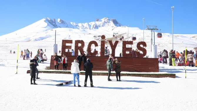 Yeni yılın ilk gününde kayakseverler Erciyes'te yoğunluk oluşturdu