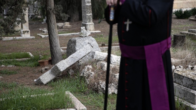 Yahudi yerleşimciler Kudüs’te Hristiyan mezarlığını tahrip etti