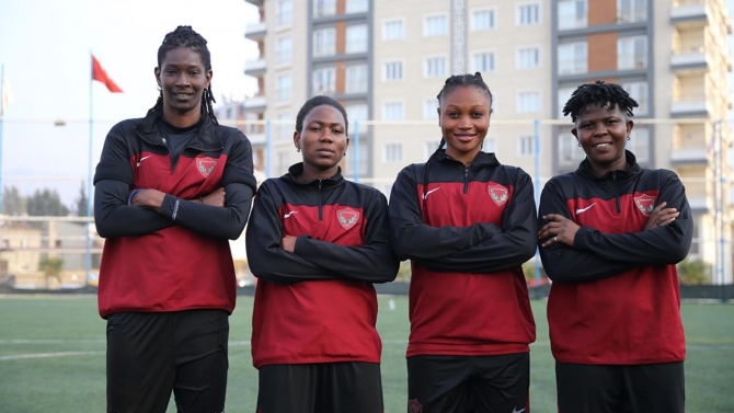 Hatay'ın kadın futbol takımına Afrikalı oyuncuları "güç kattı"