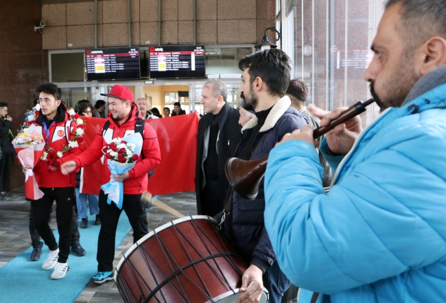 Avrupa üçüncüsü sürat patenci Furkan Akar Erzurum'da coşkuyla karşılandı