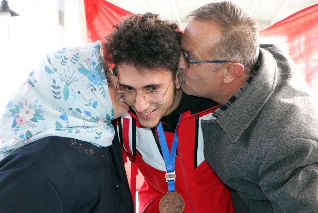 Avrupa üçüncüsü sürat patenci Furkan Akar Erzurum'da coşkuyla karşılandı