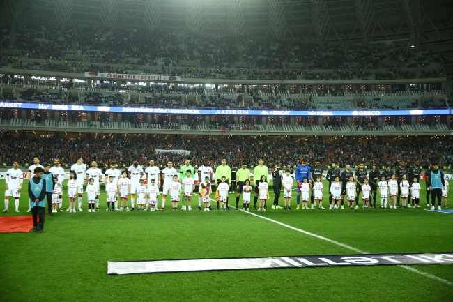 Galatasaray ile Karabağ depremzedeler için sahaya çıktı