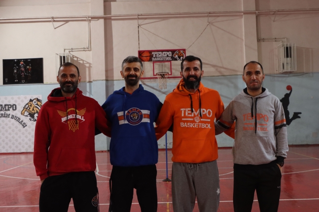 Afeti yaşayan antrenörler çocukları basketbolla motive ediyor