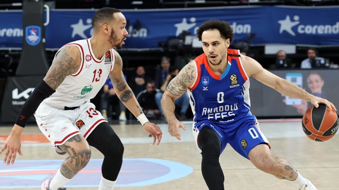 Anadolu Efes evinde kazandı