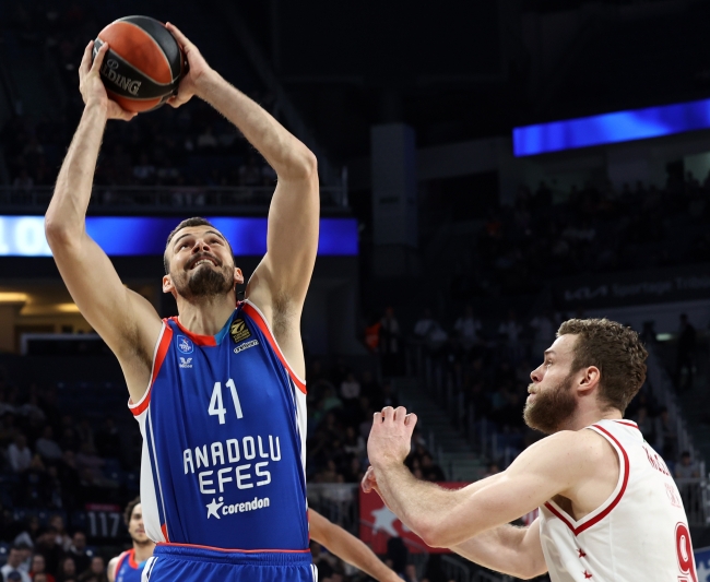 Anadolu Efes evinde kazandı