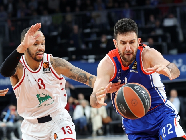 Anadolu Efes evinde kazandı