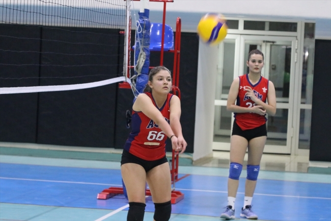 Depremzede voleybolcular yeniden sahaya çıktı