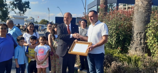 Kapalı Maraş bölgesini ziyaret edenlerin sayısı bir milyona ulaştı..Cumhurbaşkanı Tatar, bir milyonuncu ziyaretçiler olan Bingöl ailesini tebrik etti