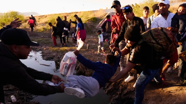 Kapılar açıldı iddialarına inanan göçmenler, ABD sınırına akın etti