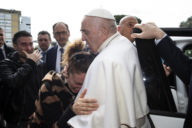 Papa Francis hastaneden taburcu oldu: Hala hayattayım