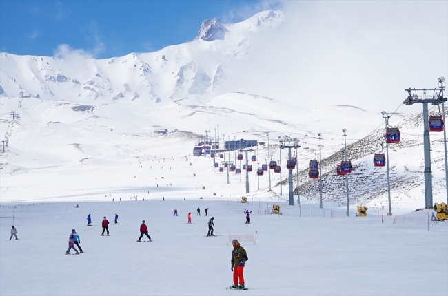 Erciyes'te kayak sezonu devam ediyor