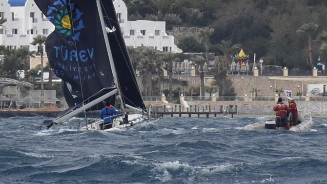 Bodrum'da yelken yarışları sırasında çarpışan teknelerden biri battı