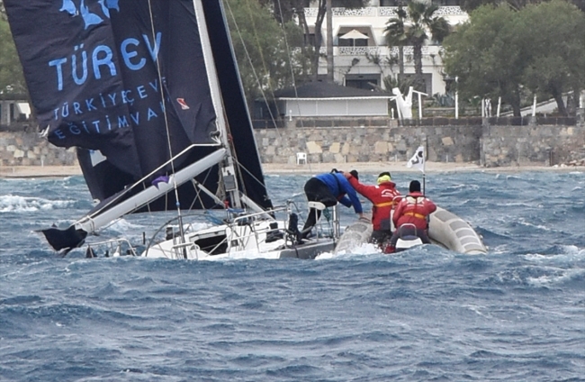 Bodrum'da yelken yarışları sırasında çarpışan teknelerden biri battı