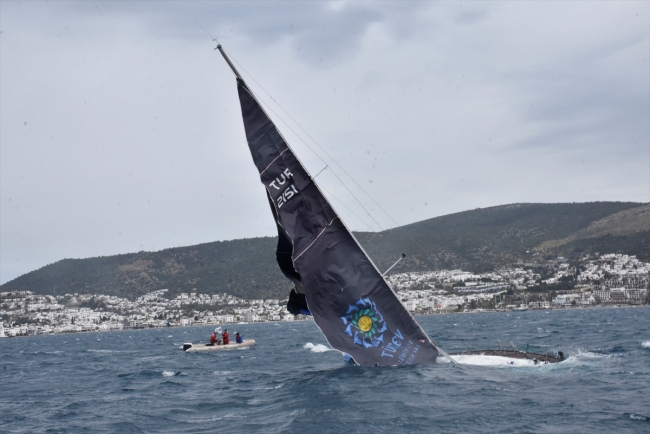 Bodrum'da yelken yarışları sırasında çarpışan teknelerden biri battı