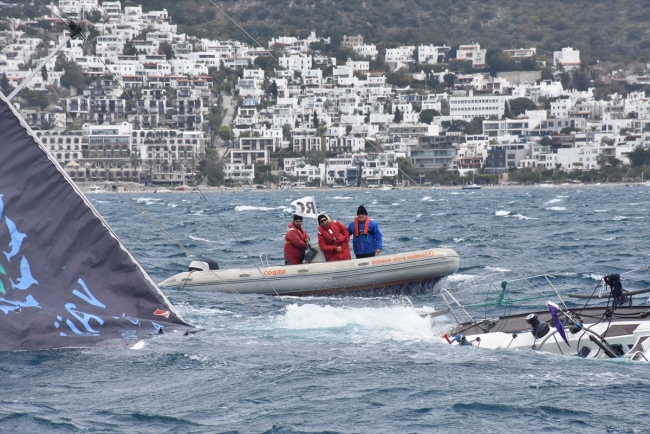 Bodrum'da yelken yarışları sırasında çarpışan teknelerden biri battı