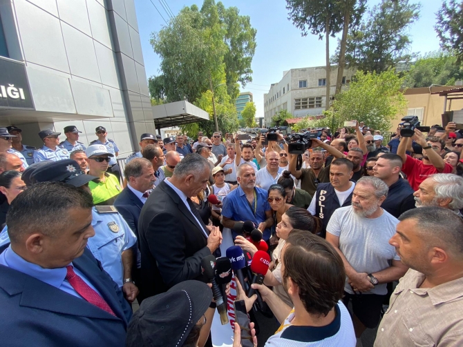 Veliler, ders kitaplarının sıkıntılı olduğu gerekçesi ile eylem yaptı..Bakan Çavuşoğlu, sıkıntılı bölümlerin yeniden masaya yatırılacağı sözünü verdi