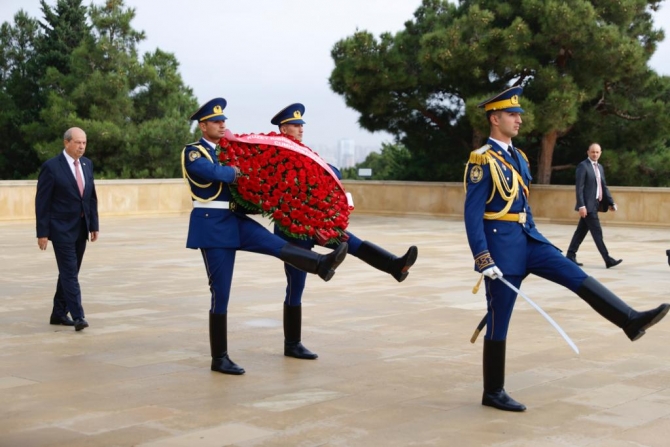 Cumhurbaşkanı Tatar, Umummilli Lider Haydar Aliyev’in Anıt Mezarını ziyaret etti